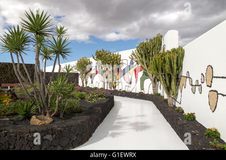 Wandgemälde im Kaktusgarten Fundación César Manrique, Taro de Tahíche, Lanzarote, Kanarische Inseln, Spanien Stockfoto