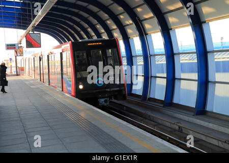 Die Docklands Light Railway Bahn im City Airport Station, London, England, Großbritannien Stockfoto