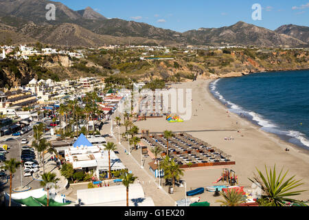 Playa Burriana Sandstrand im beliebten Urlaubsort Nerja, Provinz Malaga, Spanien Stockfoto