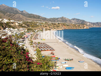 Playa Burriana Sandstrand im beliebten Urlaubsort Nerja, Provinz Malaga, Spanien Stockfoto