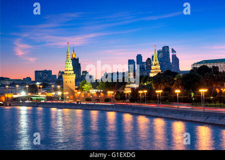 Ansicht des Kreml Kirchen und Türme aus Moskau-Fluss-Brücke Stockfoto