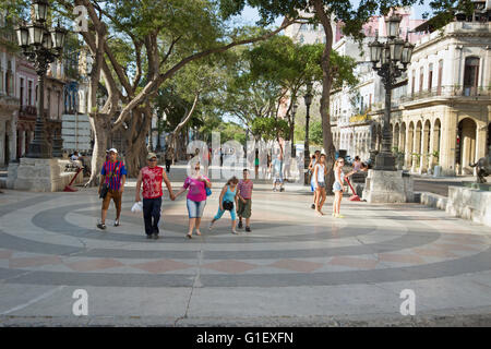 Kubanischen Familien, für einen Spaziergang auf dem Baum gesäumt Prado in Centro Havanna Kuba Stockfoto