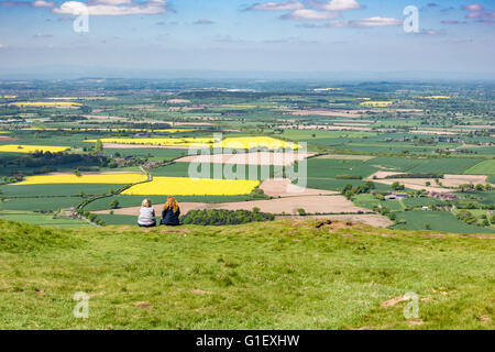 Ein Blick auf zwei Frauen sitzen an der Spitze der Wrekin in Telford, Shropshire Stockfoto