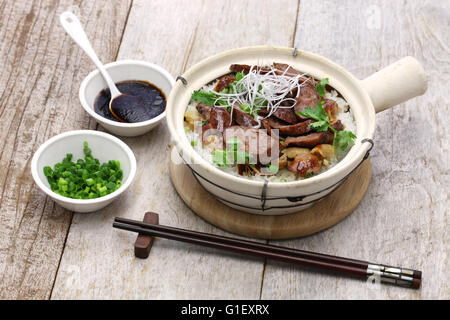 chinesische Wurst und Huhn mit Reis im Tontopf, kantonesische Küche Stockfoto