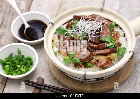 chinesische Wurst und Huhn mit Reis im Tontopf, kantonesische Küche Stockfoto