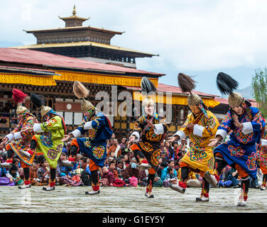 Tänzerinnen auf religiöses Fest Paro Bhutan