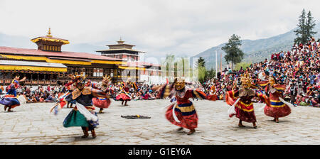 Tanz der furchterregenden Gottheiten (Tungam) auf religiöse Festival Paro Bhutan Stockfoto