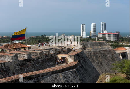 Castillo San Felipe de Barajas und kolumbianische Flagge Cartagena de Indias, Kolumbien, Südamerika Stockfoto