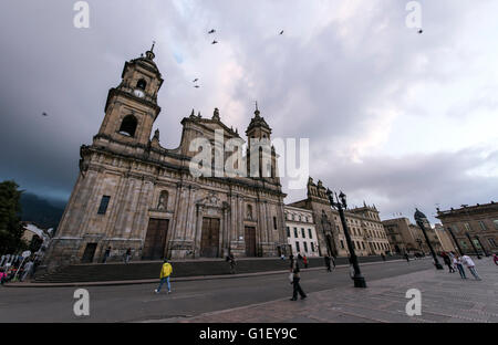 Menschen zu Fuß durch die Catedral (Kathedrale) Primada Plaza Bolivar Bogota Kolumbien Stockfoto