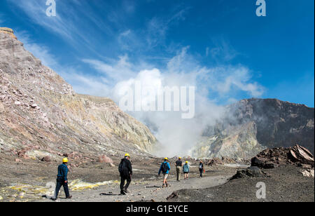 Touristen auf dem Land am aktiven Vulkan Whakaari White Island Neuseeland Stockfoto