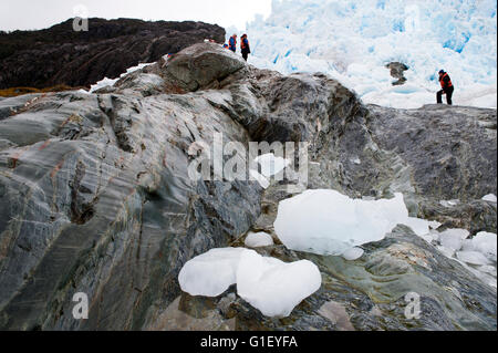 Touristen Wandern Brujo Gletscher Asien Fjord Patagonien Chile Stockfoto
