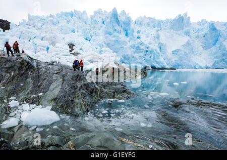 Touristen Brujo Gletscher Asien Fjord Patagonien Chile Stockfoto