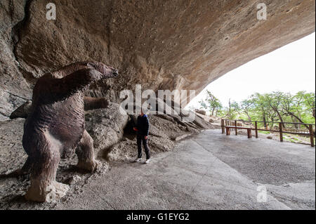 Touristen vor dem riesigen Boden Faultier Denkmal genannt Mylodons Höhle natürlichen Denkmal Cerro Benitez Stockfoto