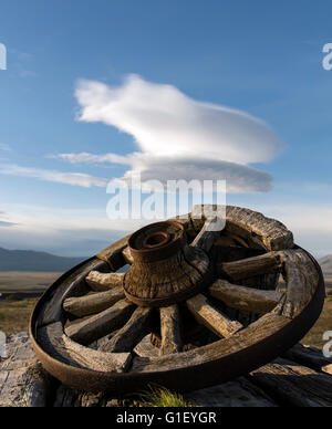 Linsenförmige Wolken (Altocumulus Lenticularis) über Berge und aus Holz gefertigte Rad am Cerro Guido Torres del Paine Nationalpark Stockfoto