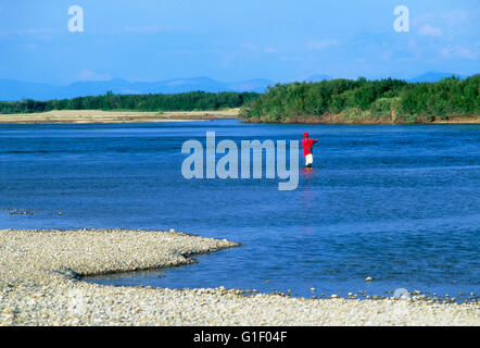 AMERIKANISCHEN ABENTEUER REISENDEN ANGELN FÜR ÄSCHEN; SIBIRIEN; TSCHUKTSCHEN-HALBINSEL; BELAJA FLUSS; MAGADAN REGION, RUSSISCHE FÖDERATION Stockfoto