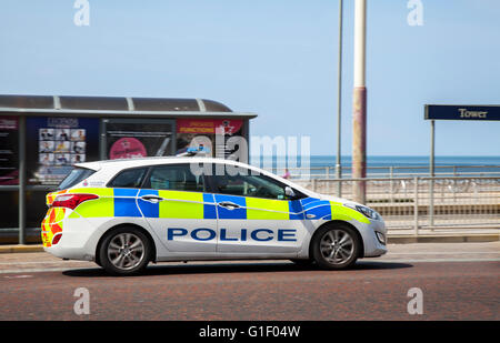 Polizei Autoteil von Lancashire Constabulary Flotte in Bewegung entlang der Strandpromenade in Blackpool, Lancashire, UK vertrieben. Stockfoto