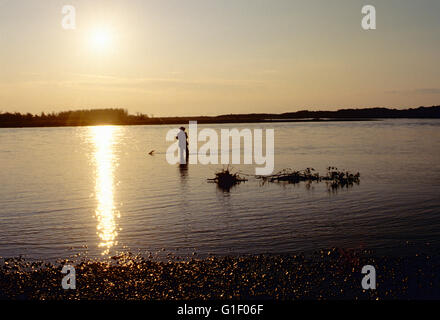 AMERIKANISCHEN ABENTEUER REISENDEN ANGELN FÜR ÄSCHEN; SIBIRIEN; TSCHUKTSCHEN-HALBINSEL; BELAJA FLUSS; MAGADAN REGION, RUSSISCHE FÖDERATION Stockfoto