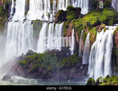Iguasu Wasserfälle, die größten Serie von Wasserfällen der Welt, befindet sich an der brasilianischen und argentinischen Grenze Ansicht aus Argentinien Stockfoto
