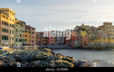 Das Meer Bezirk von Boccadasse, in Genua, während der Dämmerung Stockfoto