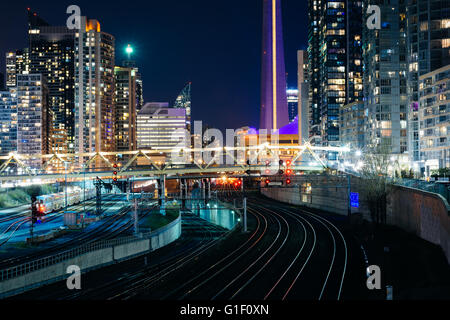 Blick auf Eisenbahnschienen und modernen Gebäuden in der Innenstadt in der Nacht, von der Bathurst Street Bridge in Toronto, Ontario. Stockfoto