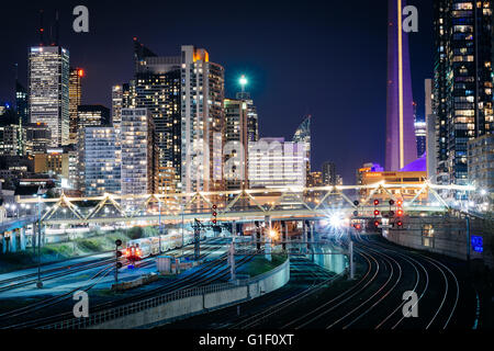 Blick auf Eisenbahnschienen und modernen Gebäuden in der Innenstadt in der Nacht, von der Bathurst Street Bridge in Toronto, Ontario. Stockfoto