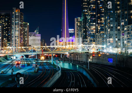 Blick auf Eisenbahnschienen und modernen Gebäuden in der Innenstadt in der Nacht, von der Bathurst Street Bridge in Toronto, Ontario. Stockfoto