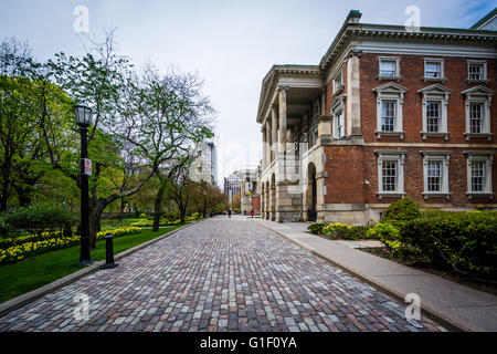 Gehweg und Gärten außerhalb Osgoode Hall in Toronto, Ontario. Stockfoto