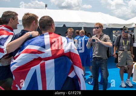 Seine königliche Hoheit Prinz Harry von Wales bereitet sich auf die britischen Medaillengewinner während der Spiele 2016 in Invictus auf der ESPN Wide World of Sports Complex 11. Mai 2016 in Orlando, Florida zu fotografieren. Invictus Games sind ein internationaler Paralympic-Stil Multi-sport-Veranstaltung, erstellt von Prinz Harry. Stockfoto