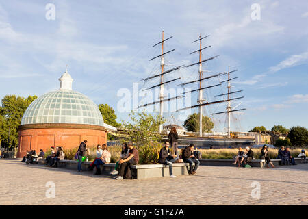 Menschen in der Nähe von The Cutty Sark-Klipper in Greenwich, London, Großbritannien Stockfoto