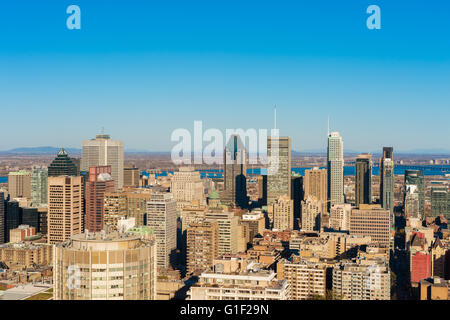 Skyline von Montreal bei Sonnenuntergang vom Mont Royal Belvedere aus gesehen. Stockfoto