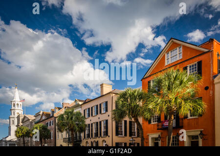 Bunte Gebäude an der Broad Street in Charleston, South Carolina. Stockfoto