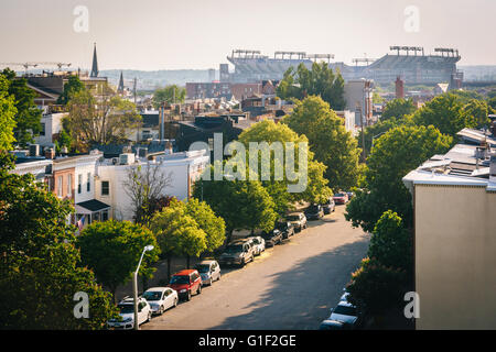 Blick auf M & T Bank Stadium und Reihenhäuser an der Montgomery Street vom Federal Hill Park in Baltimore, Maryland. Stockfoto