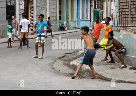 Jungen praktizieren knallharten Baseballs in der Straße, Havanna, Kuba Stockfoto