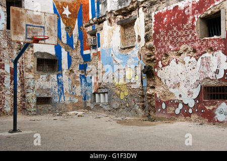 Bröckelnde Wände bedeckt mit bunten Graffiti, Havanna, Kuba Stockfoto