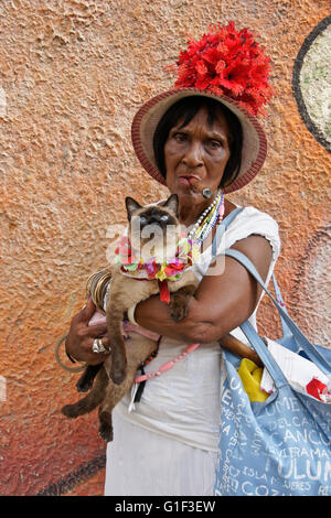 Zigarre rauchende Frau und ihrer Katze, Havanna, Kuba Stockfoto