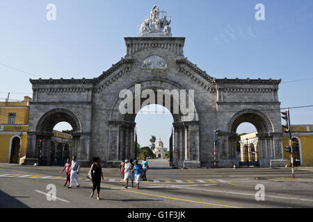 Haupteingang zum Nekropole Cristobal Colon, Stadtteil Vedado, Havanna, Kuba Stockfoto