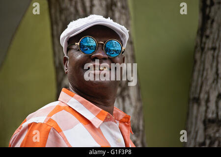 Glücklicher Mann mit reflektierenden Sonnenbrille, Havanna, Kuba Stockfoto