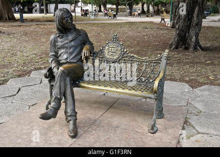 Bronzeskulptur der Musiker/Sänger/Songwriter John Lennon, Parque John Lennon im Stadtteil Vedado, Havanna, Kuba Stockfoto