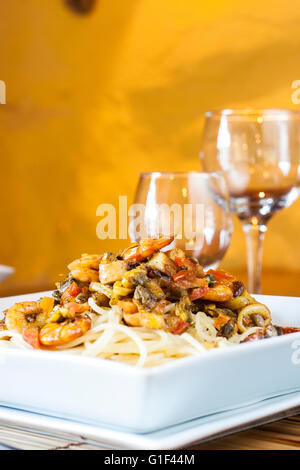 Meeresfrüchte und Pasta Gericht in einem Restaurant. Bombinhas, Santa Catarina, Brasilien. Stockfoto