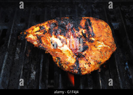 Hähnchenschenkel auf dem Grill kochen Stockfoto