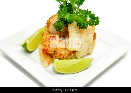 Gefüllte weiße Fisch Vorspeise mit Limettenscheiben und Petersilie Stockfoto