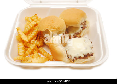 Schieberegler Cheeseburger mit Pommes frites in einem Take away Behälter Stockfoto