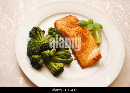 Frisch gebackener Lachs mit einer Seitenlänge von Brokkoli Stockfoto