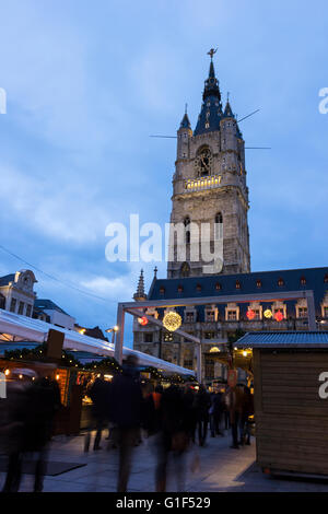 Belfried von Gent in Belgien am Abend Stockfoto