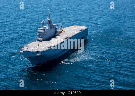 Die französische Marine Mistral-Klasse amphibische Angriff Schiff BPC Dixmude im Gange auf die Ankunft des US Marine Corps MV-22 Osprey Flugzeug 2. Mai 2016 im Golf von Cadiz. Stockfoto