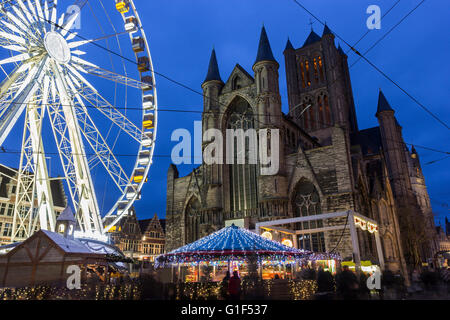 Sankt-Nikolaus-Kirche in Gent in Belgien mit einem Riesenrad im Vordergrund Stockfoto