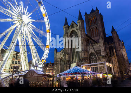 Sankt-Nikolaus-Kirche in Gent in Belgien mit einem Riesenrad im Vordergrund Stockfoto