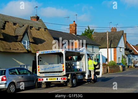 Milchmann für Häuser im Dorf Mönche Eleigh, Suffolk, England UK Stockfoto