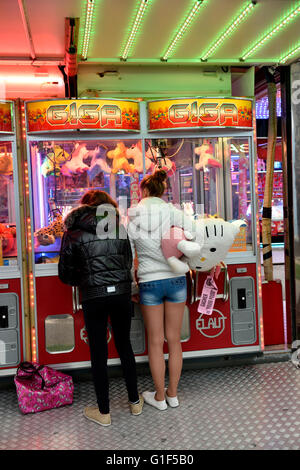 Reisen Kirmes Greifer Maschine in Aix-Les-Bains Frankreich Südost Stockfoto