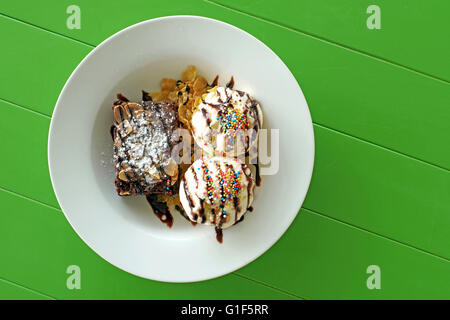 Schokoladen-Brownie mit Vanilleeis und Sahnehäubchen Glasur Stockfoto